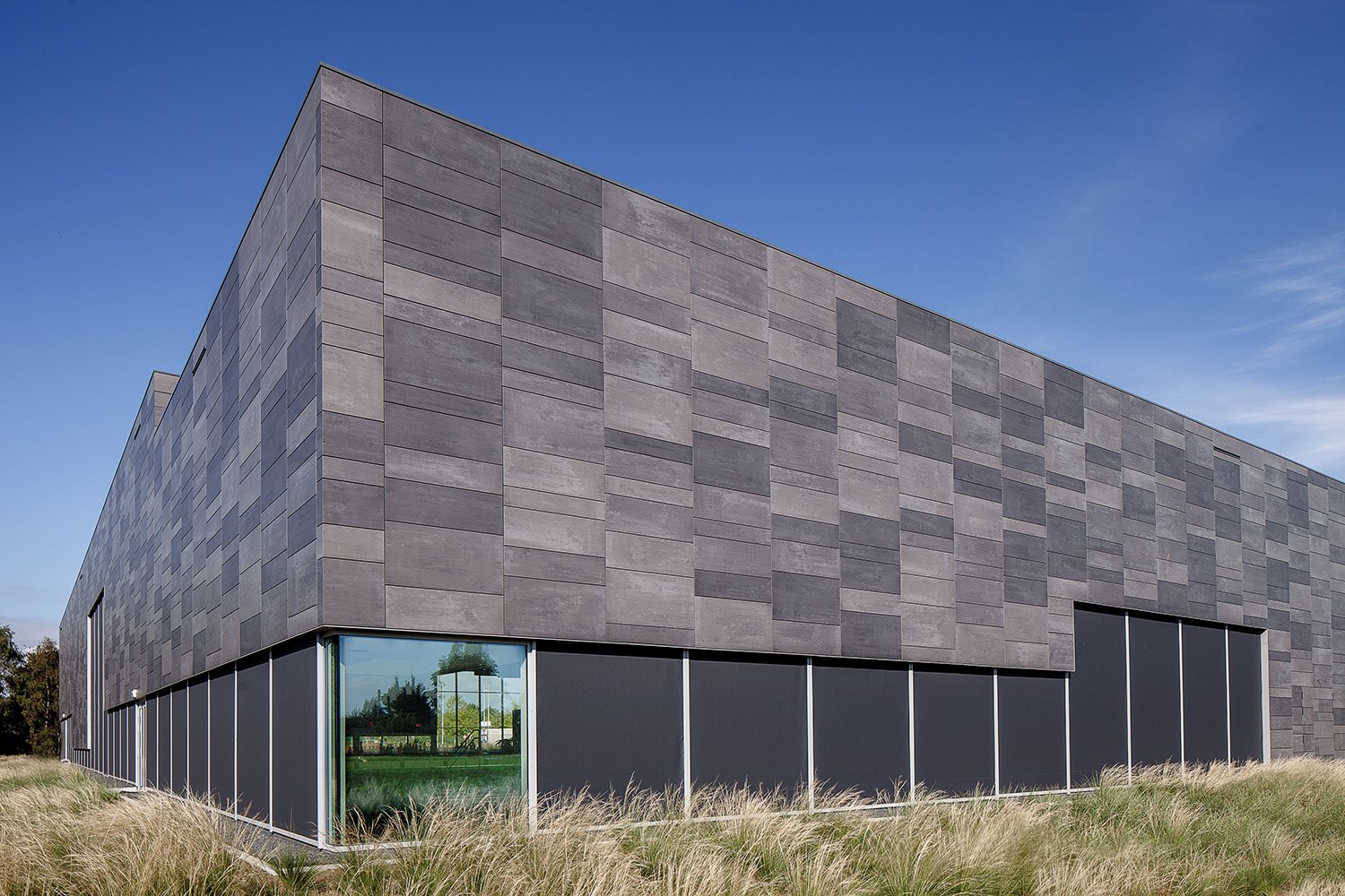 Flexalum Außenjalousien an einer modernen Fassade