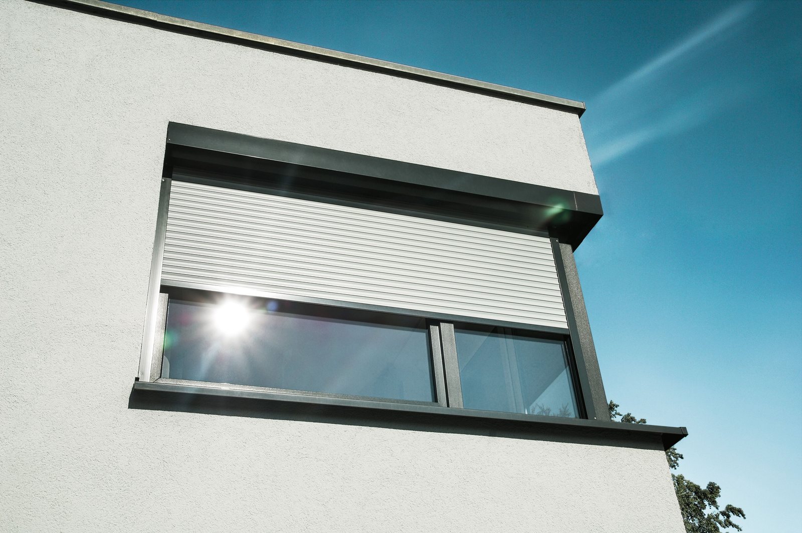 Moderne Hausfassade mit Roma Rollladen