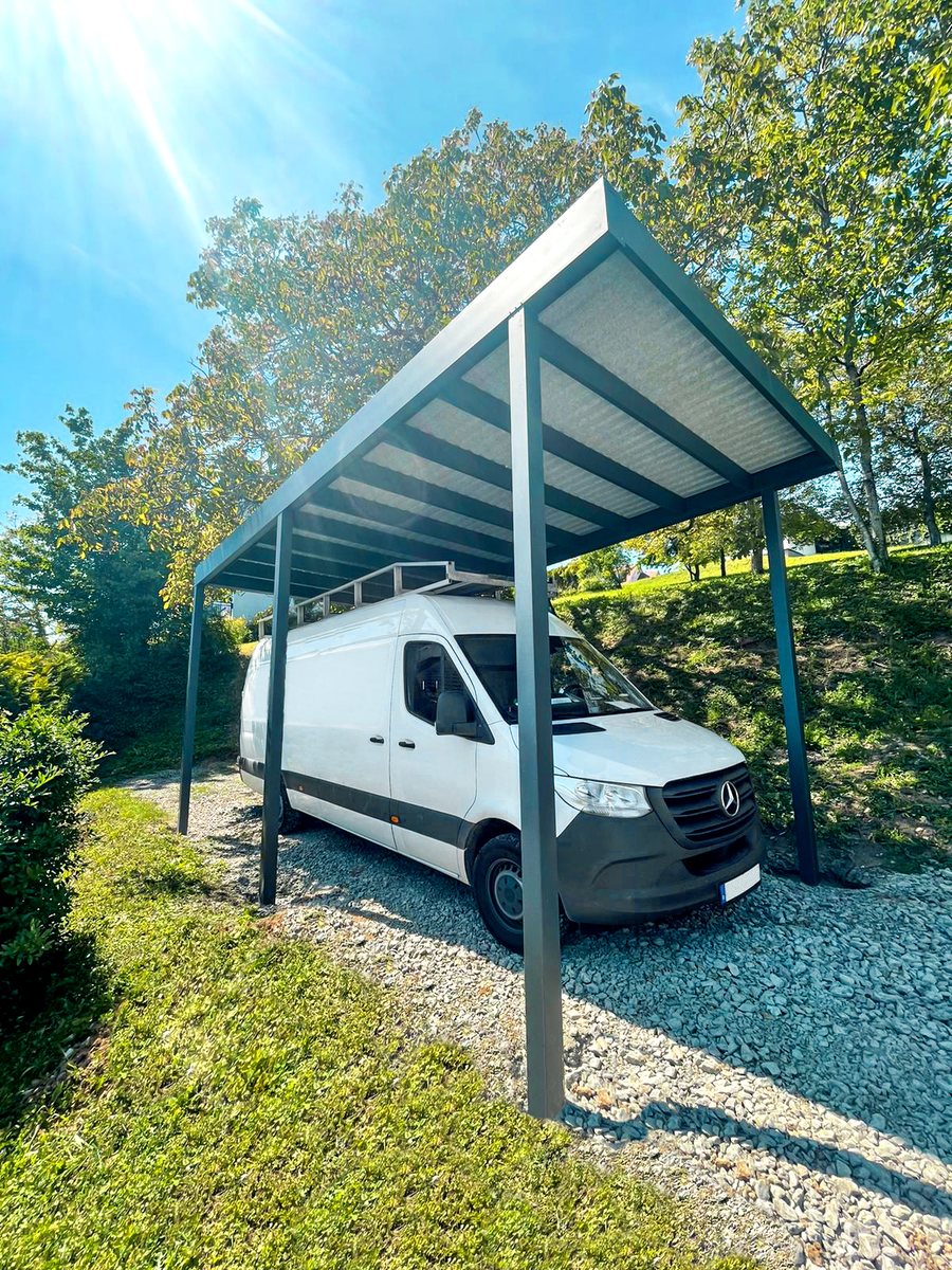 Moderner Aluminium-Carport vor einem Wohnhaus