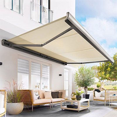 Kassettenmarkise über einer Terrasse