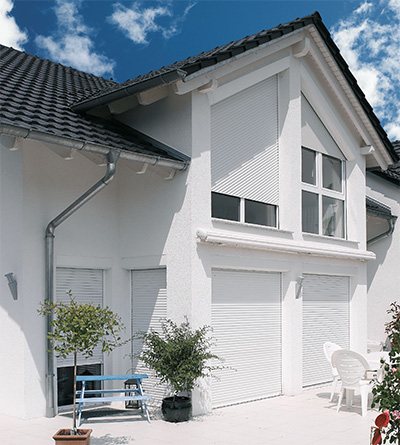 Rollladen an moderner Hausfassade